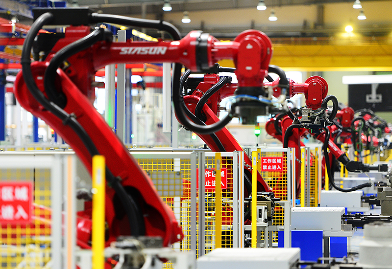 2019年11月22日，沈陽(yáng)，一家數(shù)字化智能工廠內(nèi)，名為SR210的機(jī)器人正在自主地抓取各種零部件，快速組裝稍小的工業(yè)機(jī)器人。