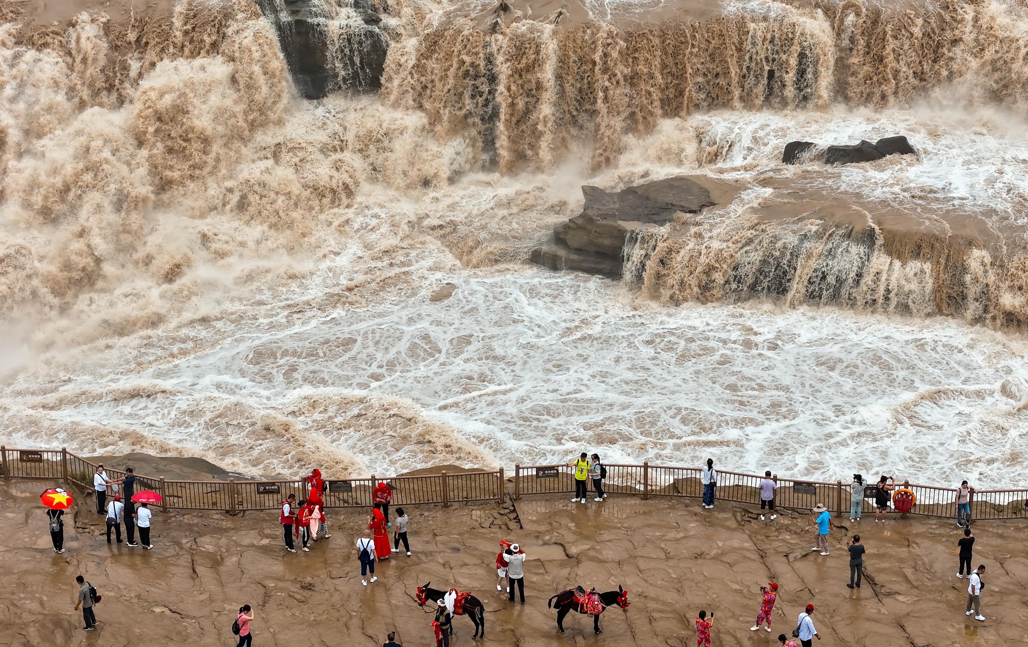 △2024年9月，游客在黃河壺口瀑布景區(qū)游覽。