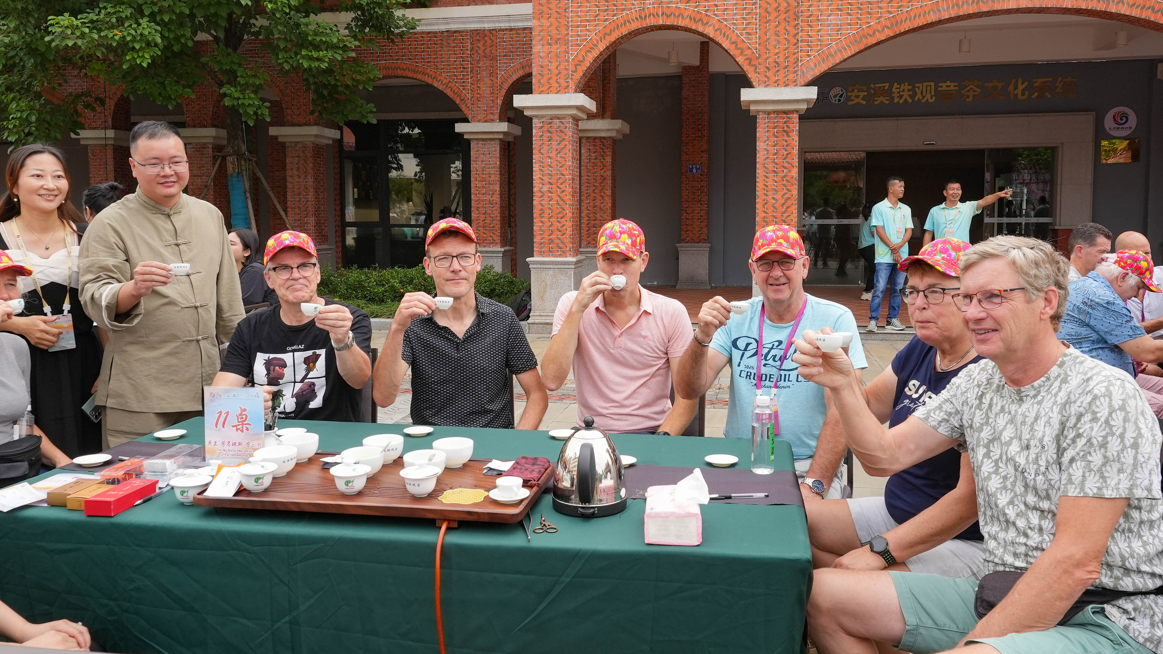 △2023年10月4日，福建泉州，外國(guó)人品中國(guó)茶。