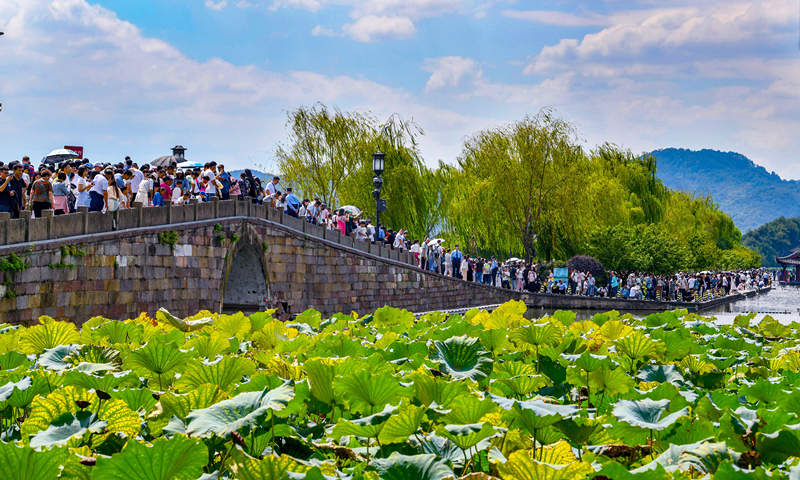 2024年10月4日，杭州西湖景區(qū)迎來(lái)國(guó)慶假期旅游高峰。