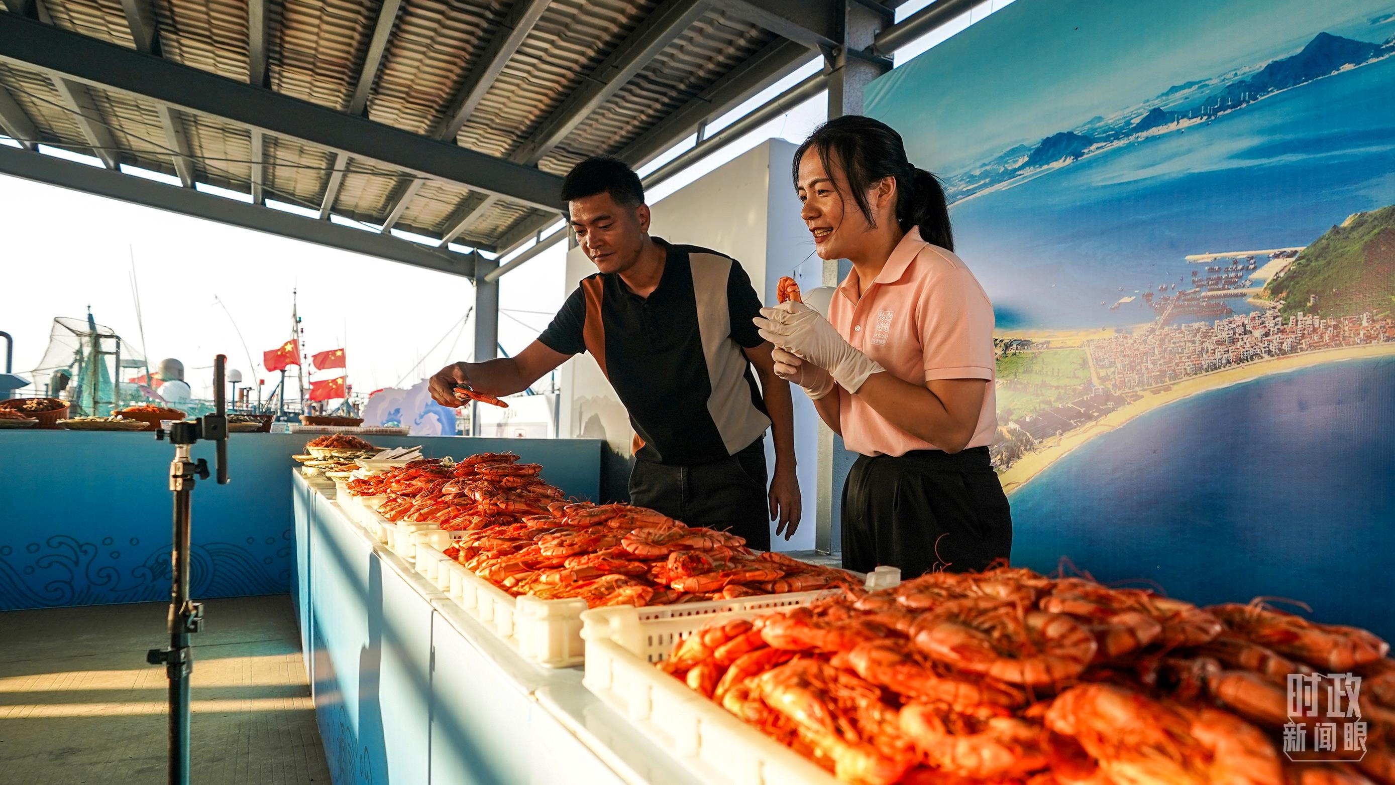 △正在直播賣貨的澳角村村民。（總臺記者李晉拍攝）