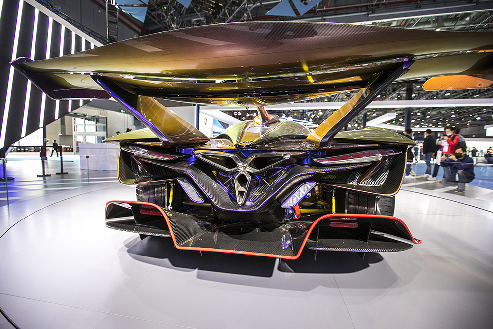2020年11月5日，上海，來自德國(guó)的全球首款全碳纖維跑車亮相進(jìn)博會(huì)。該車總重量只有1250KG。