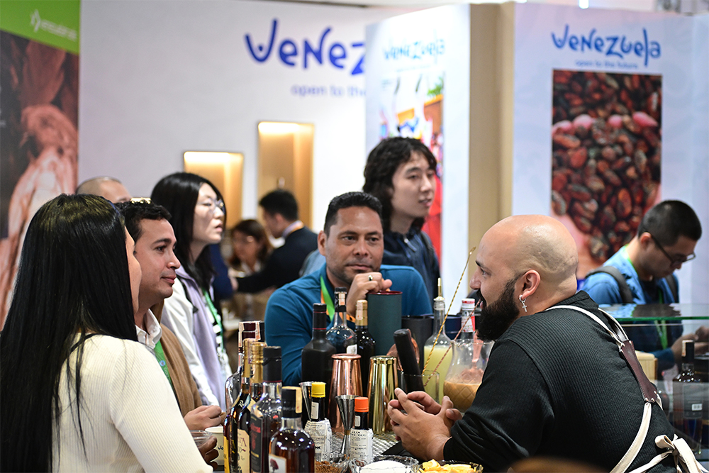 2023年11月9日，上海，觀眾在進(jìn)博會(huì)委內(nèi)瑞拉館參觀、交流、洽談。