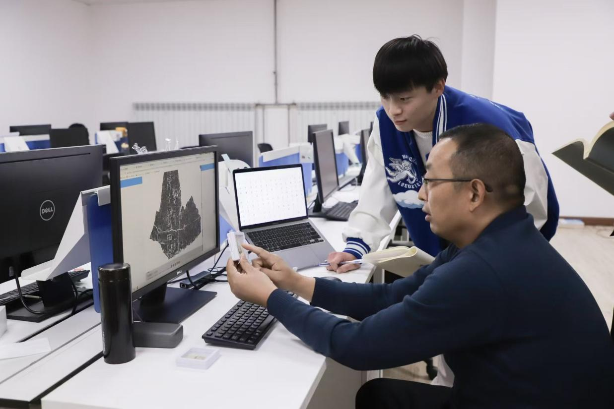 安陽師范學(xué)院甲骨文信息處理教育部重點實驗室，劉永革正在給學(xué)生講甲骨文。受訪者供圖