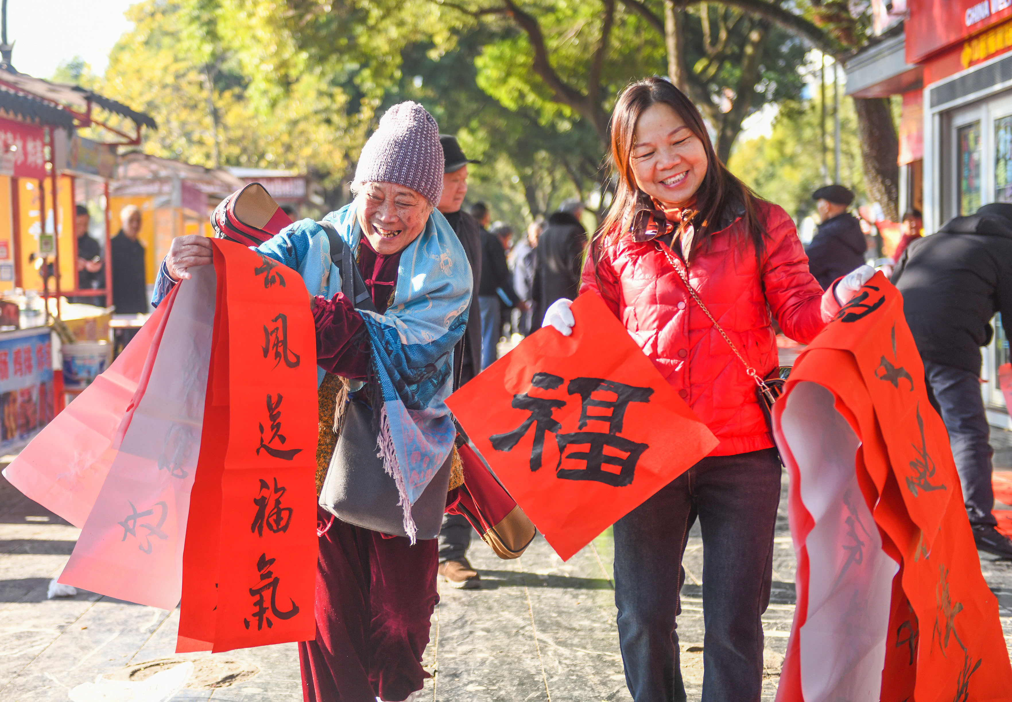 2025年1月13日，在湖南省永州市道縣西洲公園義工崗?fù)?，市民們領(lǐng)到了書(shū)法志愿者為大家書(shū)寫(xiě)的春聯(lián)。
