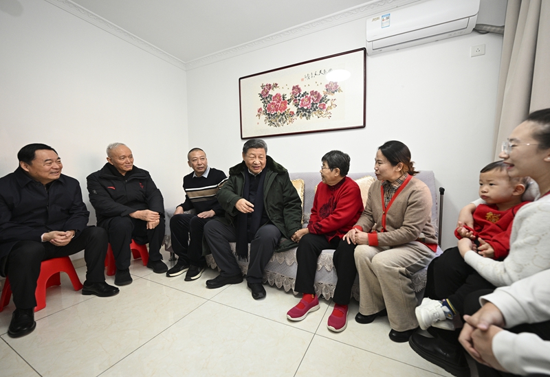 2025年1月23日上午，習(xí)近平總書記在遼寧沈陽大東區(qū)長(zhǎng)安街道長(zhǎng)安小區(qū)考察時(shí)，走進(jìn)居民郎素蘭家中看望。