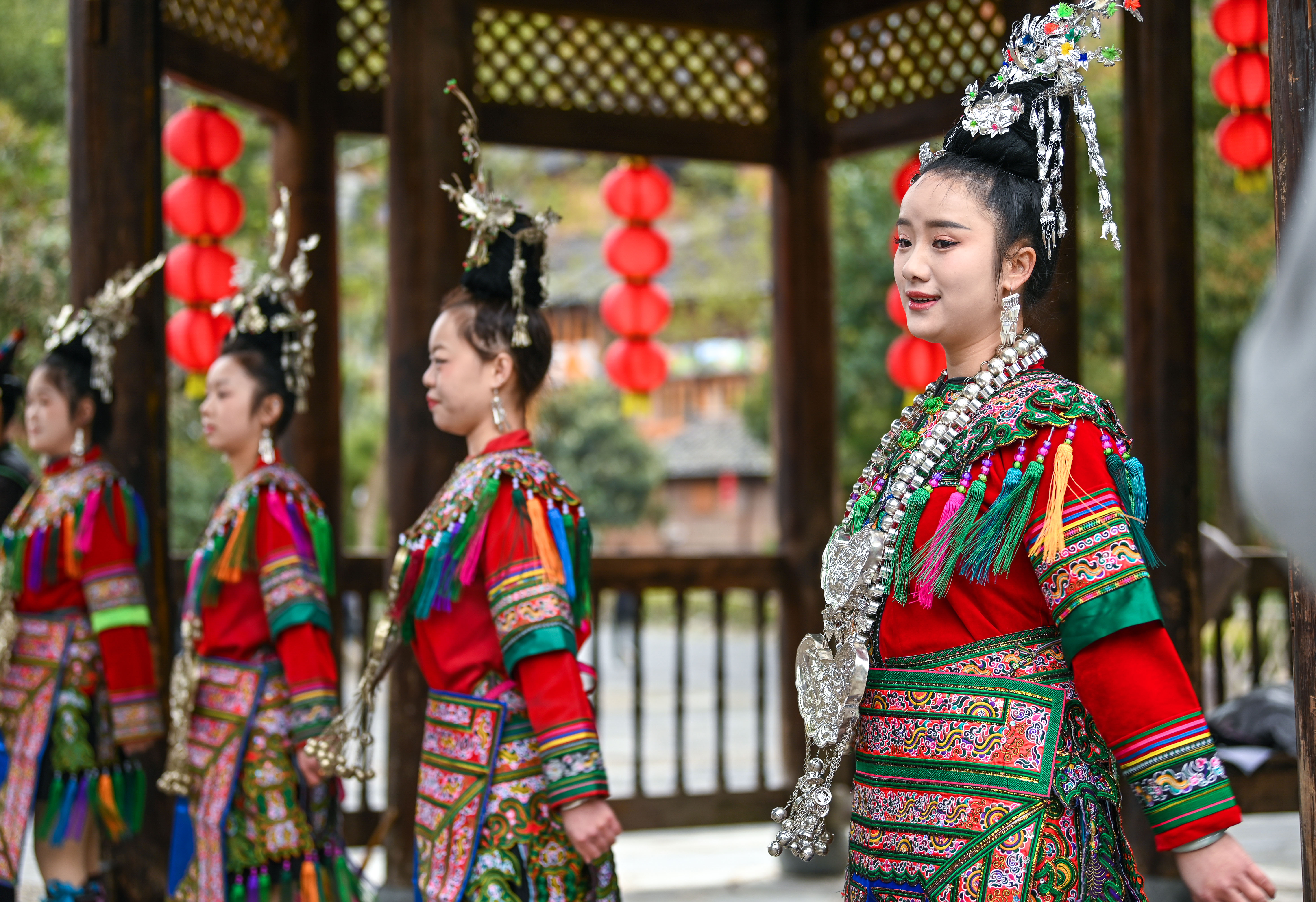  2025年3月18日，侗族群眾在貴州省黎平縣肇興侗寨給游客演唱侗族大歌。