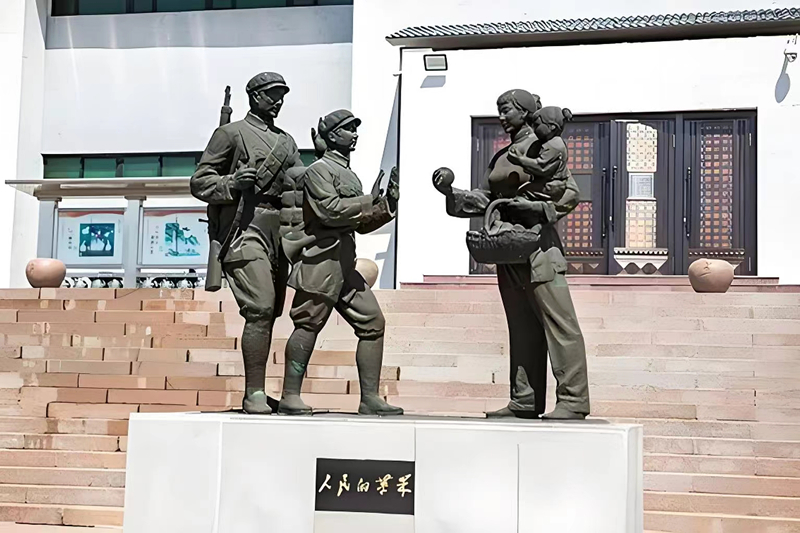 錦州蘋果廉政文化展覽館前的《人民的蘋果》主題雕塑。（由遼沈戰(zhàn)役紀(jì)念館供圖）