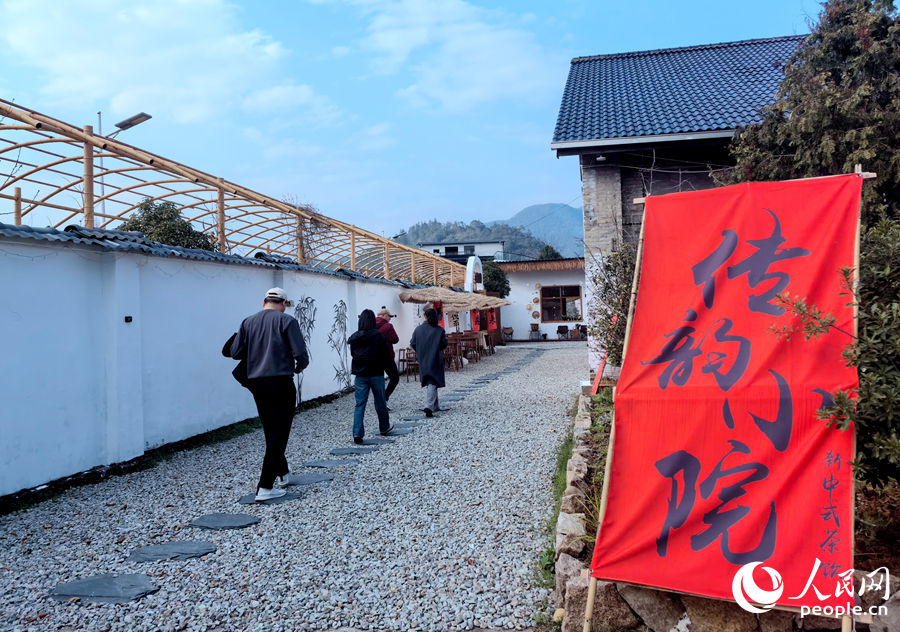 舊茶廠改造后的“傳韻小院”新中式茶館。人民網(wǎng)記者 林曉麗攝