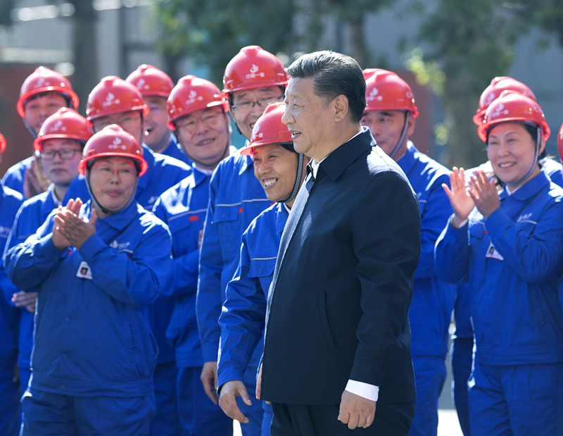 2018年9月26日，在中國一重集團(tuán)，習(xí)近平總書記走到工人中間，同大家親切交流。
