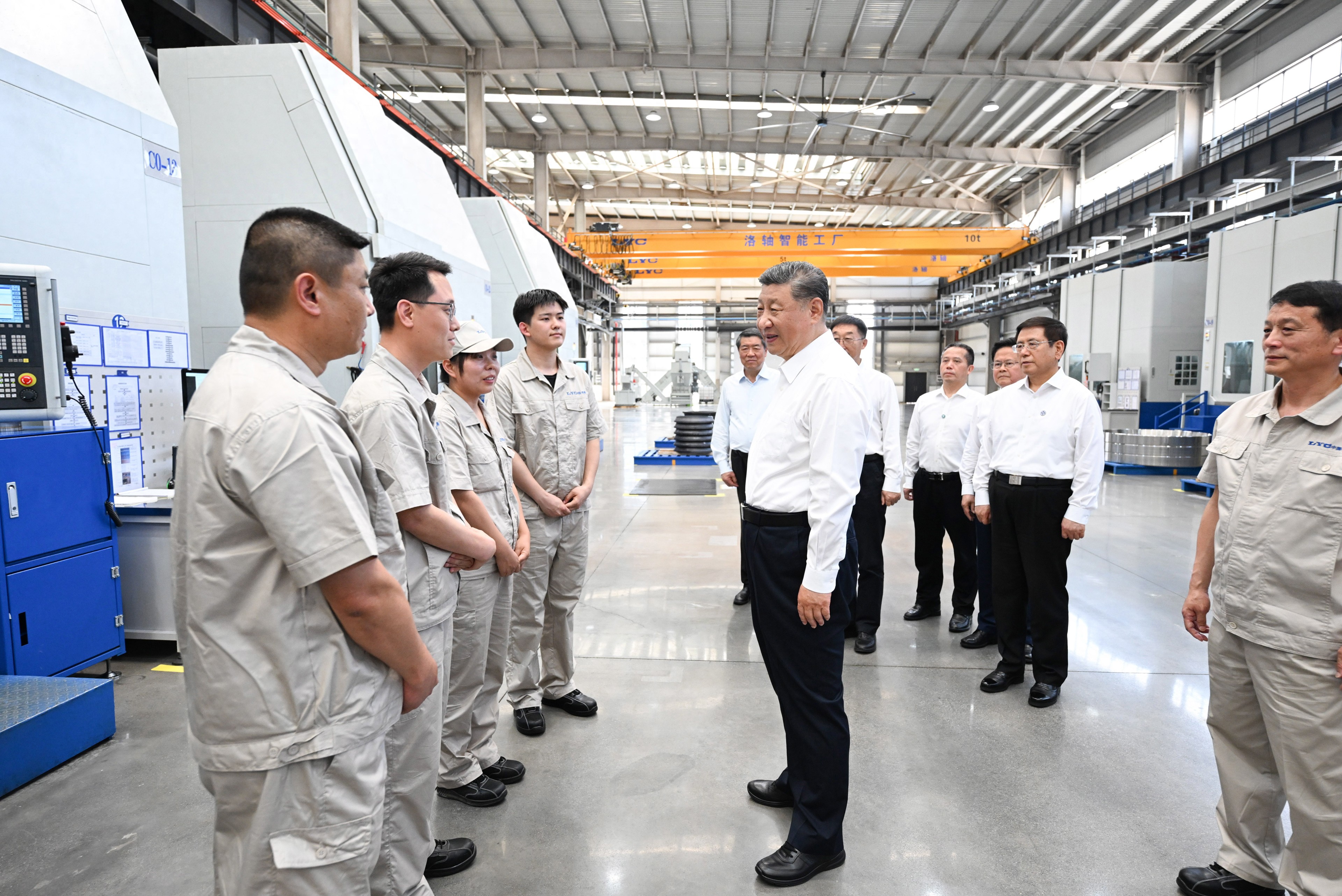 5月19日至20日，中共中央總書(shū)記、國(guó)家主席、中央軍委主席習(xí)近平在河南考察。這是19日下午，習(xí)近平在洛陽(yáng)軸承集團(tuán)股份有限公司智能工廠考察時(shí)，同企業(yè)職工親切交流。新華社記者 燕雁 攝