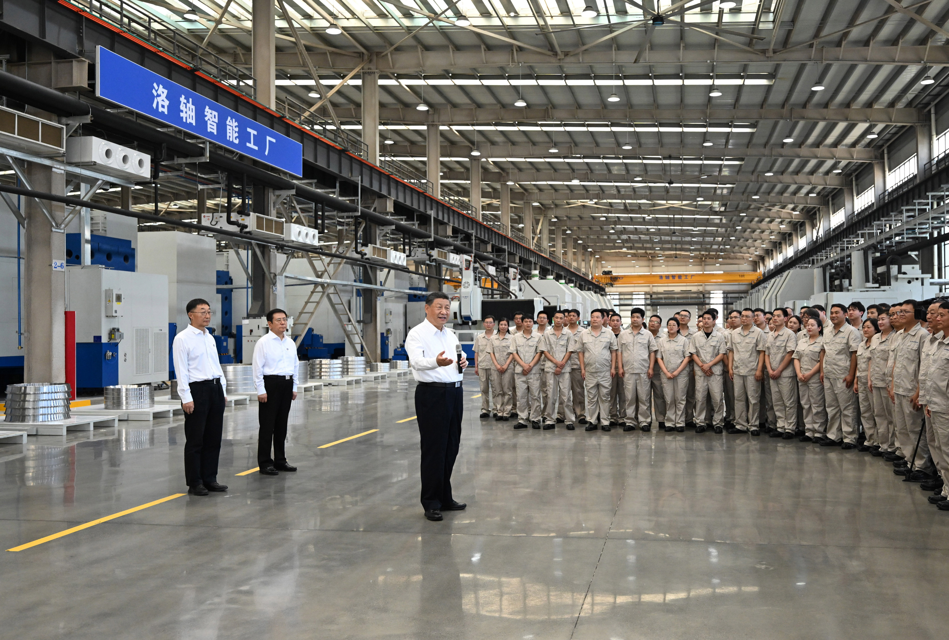 5月19日至20日，中共中央總書(shū)記、國(guó)家主席、中央軍委主席習(xí)近平在河南考察。這是19日下午，習(xí)近平在洛陽(yáng)軸承集團(tuán)股份有限公司智能工廠考察時(shí)，同企業(yè)職工親切交流。新華社記者 燕雁 攝