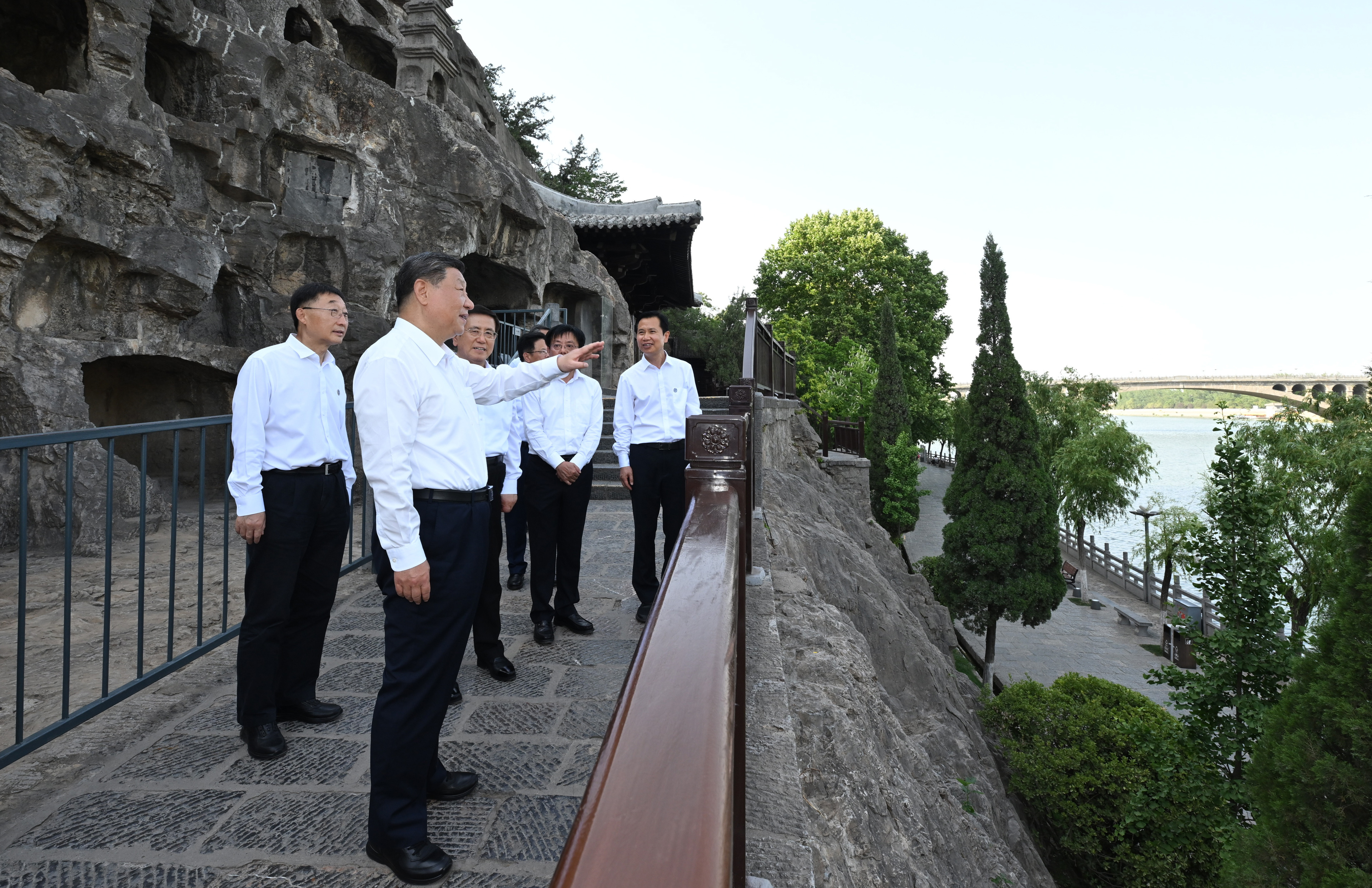 5月19日至20日，中共中央總書(shū)記、國(guó)家主席、中央軍委主席習(xí)近平在河南考察。這是19日下午，習(xí)近平在洛陽(yáng)龍門石窟考察。新華社記者 謝環(huán)馳 攝