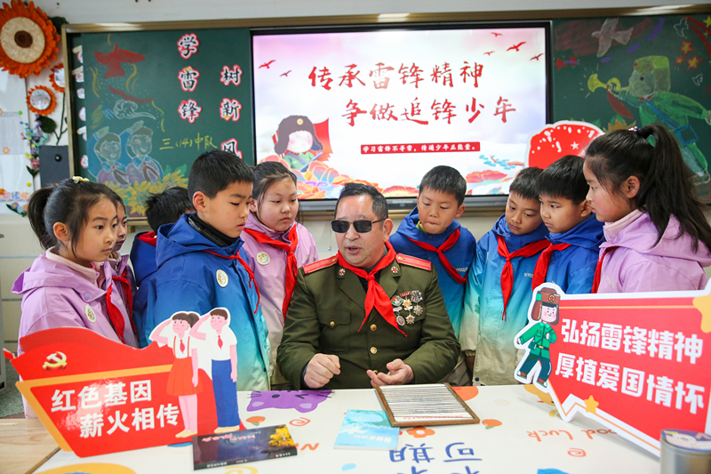 2025年3月3日，江蘇南通如皋市安定小學(xué)里，傷殘軍人許波銀在思政小課堂上向?qū)W生講述雷鋒故事。