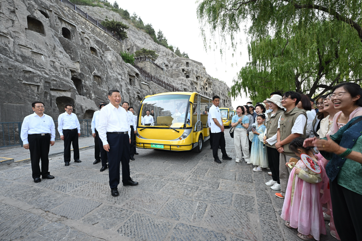 5月19日，習(xí)近平在洛陽(yáng)龍門石窟考察時(shí)，同游客親切交流。