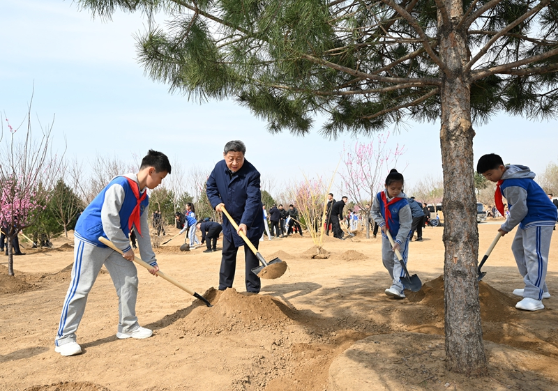 2025年4月3日，習近平總書記來到北京豐臺區(qū)永定河畔參加首都義務植樹活動。