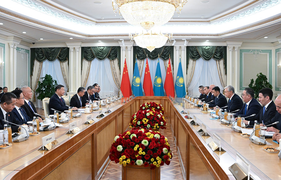 當(dāng)?shù)貢r(shí)間6月16日下午，哈薩克斯坦總統(tǒng)托卡耶夫同中國(guó)國(guó)家主席習(xí)近平在阿斯塔納總統(tǒng)府舉行會(huì)談。