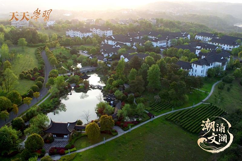 如今，越劇不僅活躍在嵊州人日常生活的一個(gè)個(gè)角落，也深深烙印在嵊州人的精神血脈之中。圖為古色古香的嵊州越劇藝術(shù)學(xué)校。