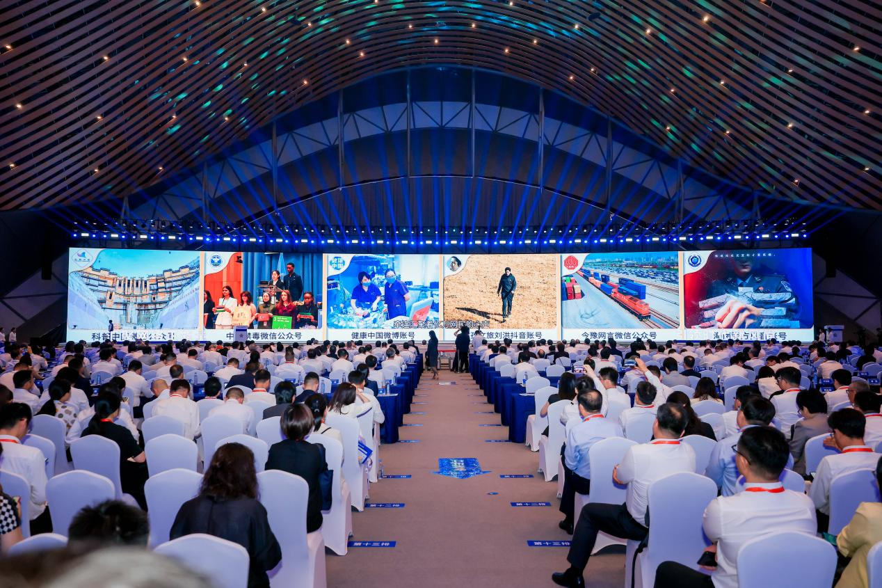 2025年中國網(wǎng)絡文明大會《走好網(wǎng)上群眾路線百個成績突出賬號推選活動成果》發(fā)布現(xiàn)場。