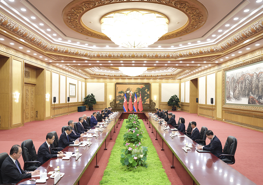 9月4日晚，中共中央總書記、國(guó)家主席習(xí)近平在北京人民大會(huì)堂同來(lái)華出席紀(jì)念中國(guó)人民抗日戰(zhàn)爭(zhēng)暨世界反法西斯戰(zhàn)爭(zhēng)勝利80周年活動(dòng)的朝鮮勞動(dòng)黨總書記、國(guó)務(wù)委員長(zhǎng)金正恩舉行會(huì)談。