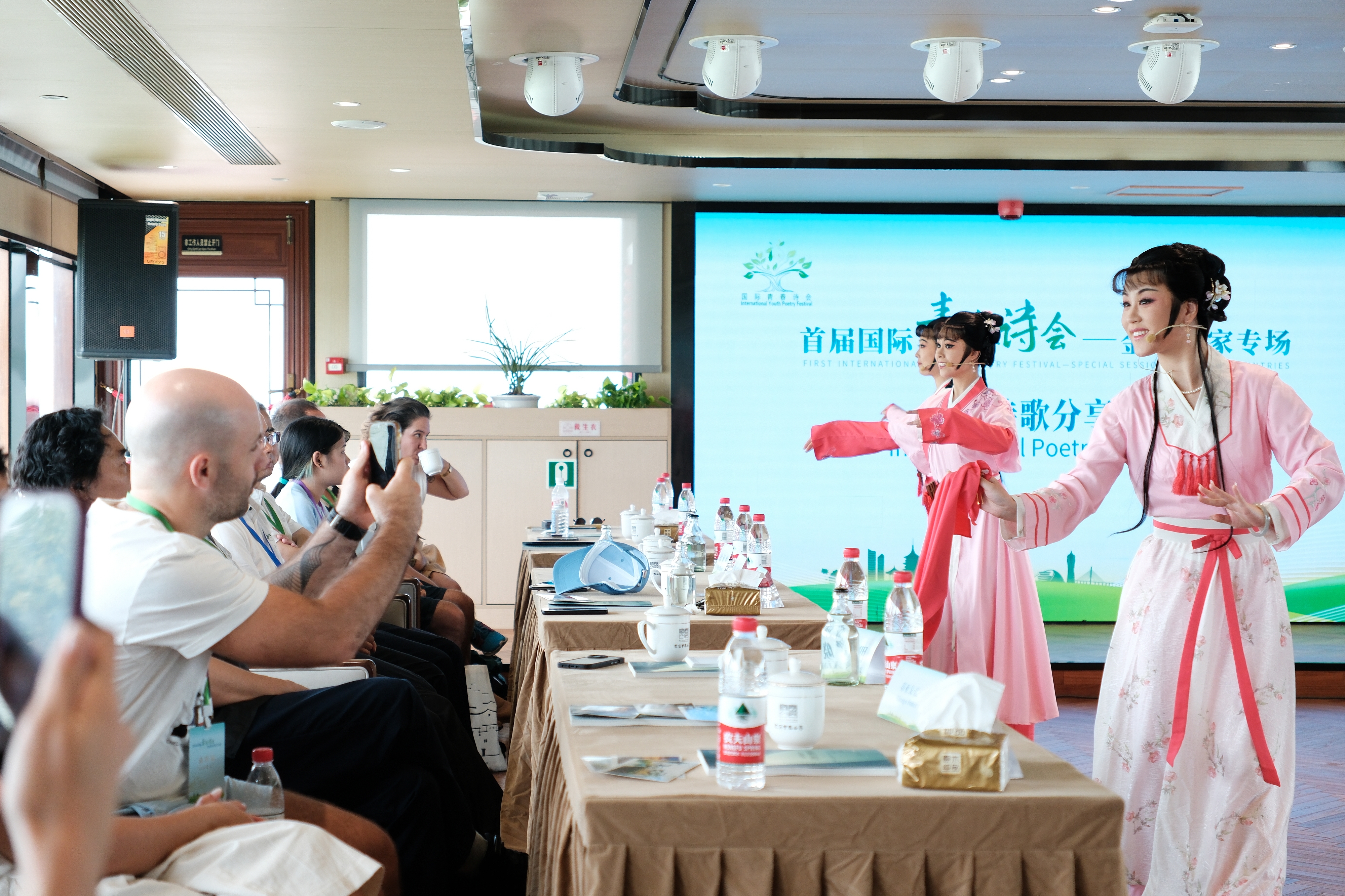 2024年7月21日，浙江杭州，金磚國家外國友人欣賞越劇《富陽新曲》。