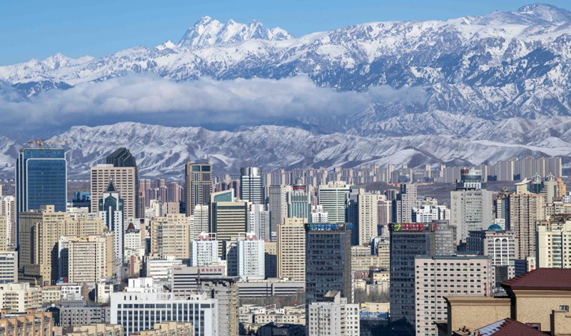 天山腳下的烏魯木齊市城區(qū)一角。