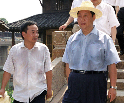 2005年8月3日，習(xí)近平在浙江嘉興桐鄉(xiāng)市烏鎮(zhèn)調(diào)研古鎮(zhèn)保護(hù)工作。資料圖片