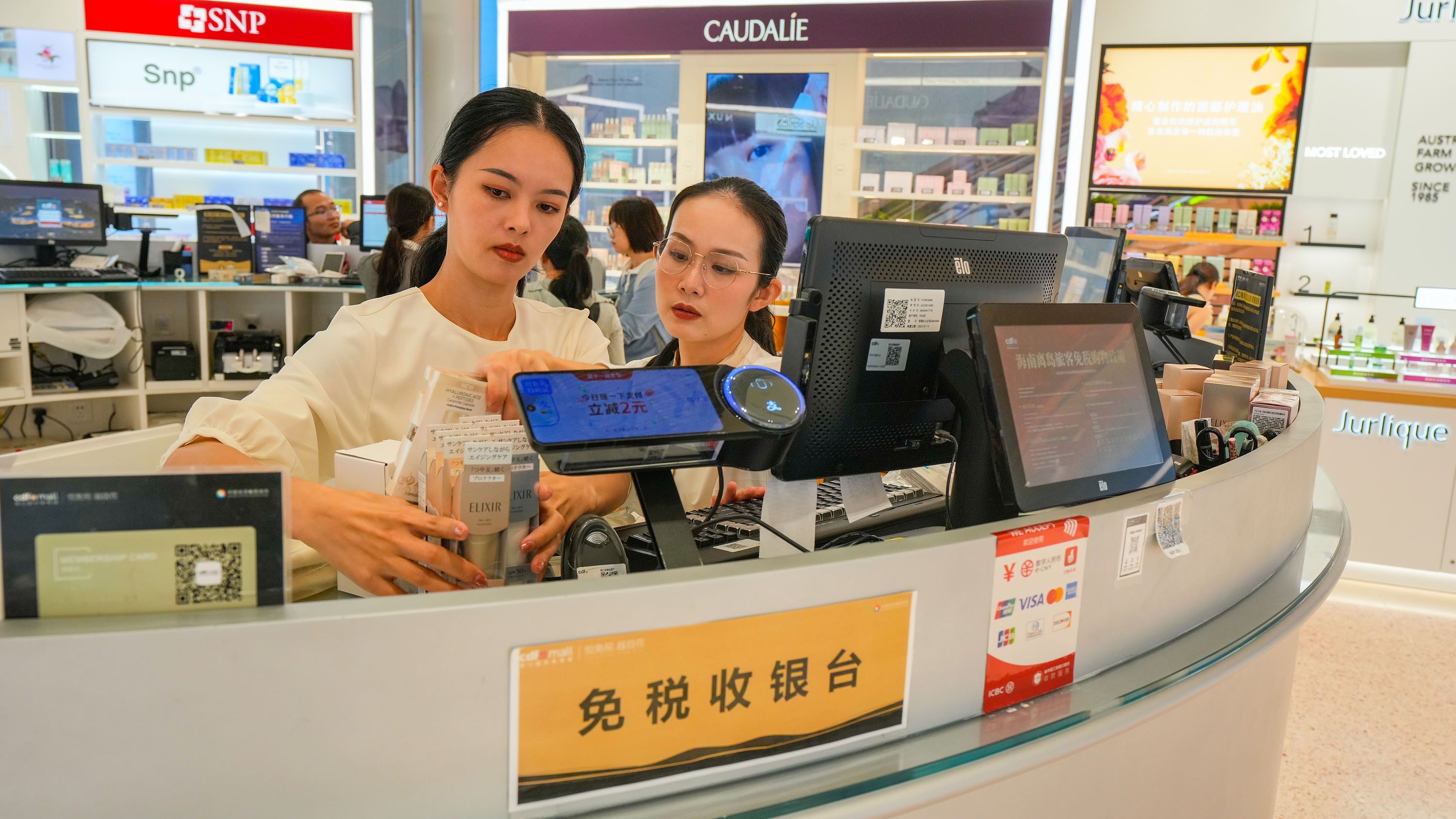 2025年11月1日，?？?，cdf?？趪?guó)際免稅城內(nèi)人頭攢動(dòng)，眾多旅客在選購(gòu)免稅商品。