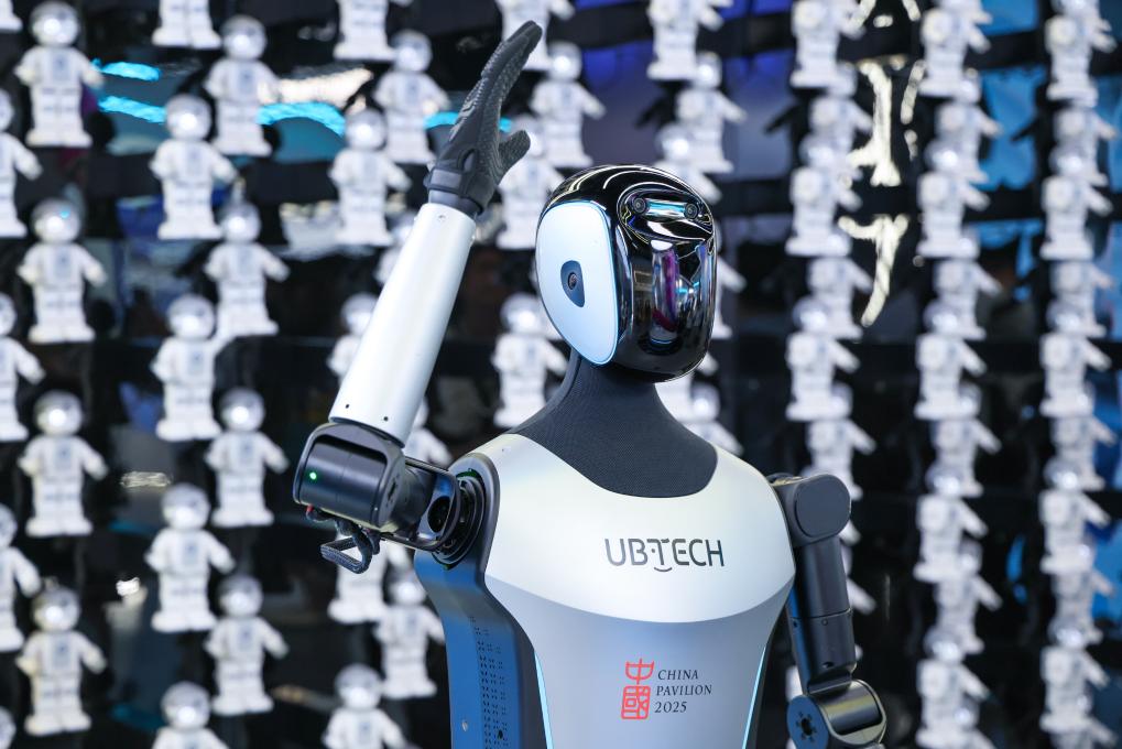 △ 2025年4月23日，在深圳優(yōu)必選科技展廳內(nèi)，商用版人形機器人Walker C向觀眾揮手致意。