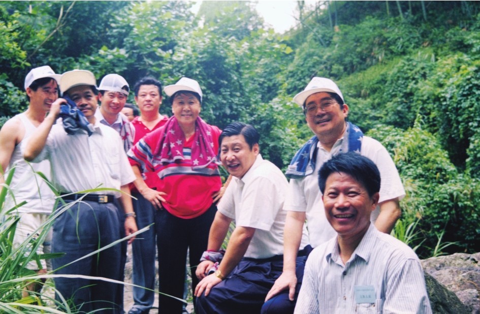 1999年6月，習近平在福州森林公園參加紀念毛主席“發(fā)展體育運動，增強人民體質”題詞47周年登山健身活動。（圖片來源：《習近平在福建（下冊）》