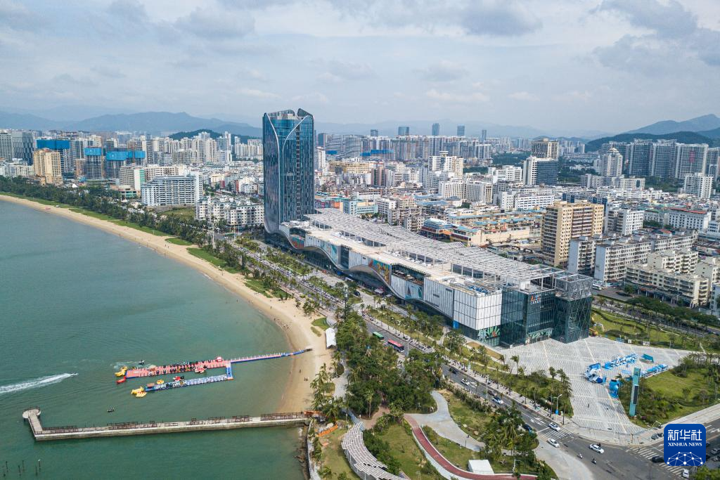 海南自貿(mào)港重點(diǎn)園區(qū)——三亞中央商務(wù)區(qū)（無(wú)人機(jī)照片，11月1日攝）。新華社記者 蒲曉旭攝