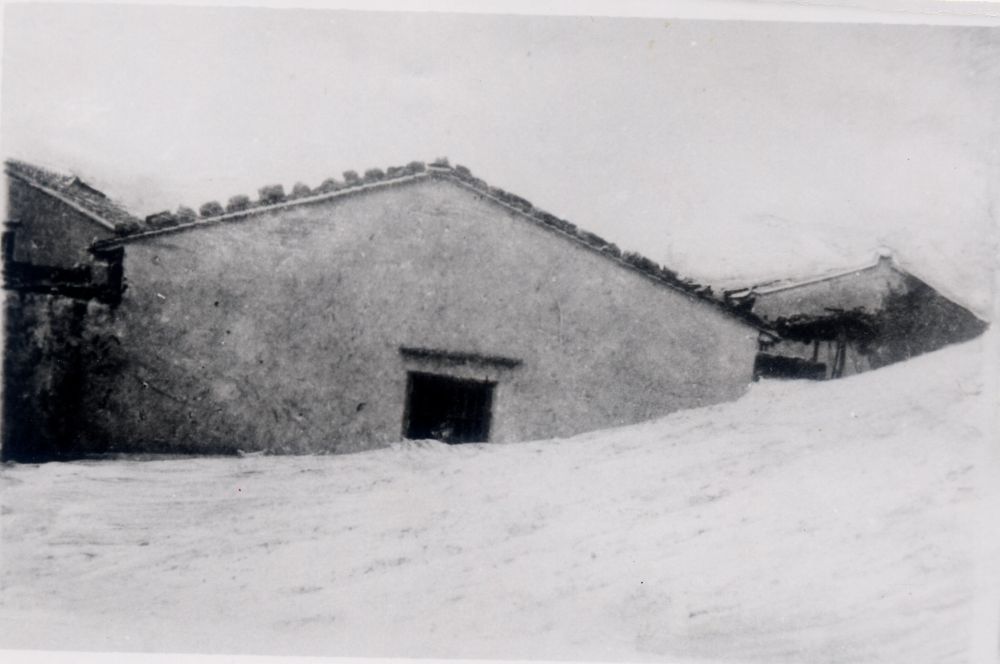 昔日的東山島風(fēng)沙掩埋部分村民村舍（資料照片）。