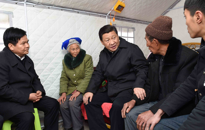 2015年1月19日，習(xí)近平總書記來到云南魯?shù)榭h小寨鎮(zhèn)甘家寨紅旗社區(qū)過渡安置點(diǎn)，看望受災(zāi)群眾甘正芬和她的老伴兒鄒體富。