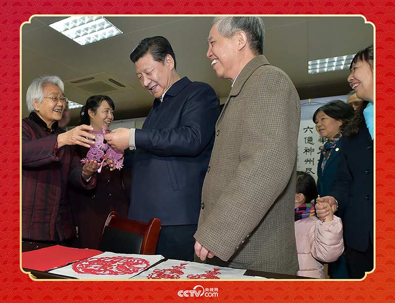 2015年2月15日，習(xí)近平在西安市雁塔區(qū)電子城街道二〇五所社區(qū)服務(wù)中心欣賞社區(qū)居民的剪紙作品。