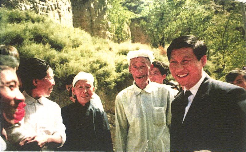 1993年9月27日，習近平回到梁家河看望鄉(xiāng)親們。