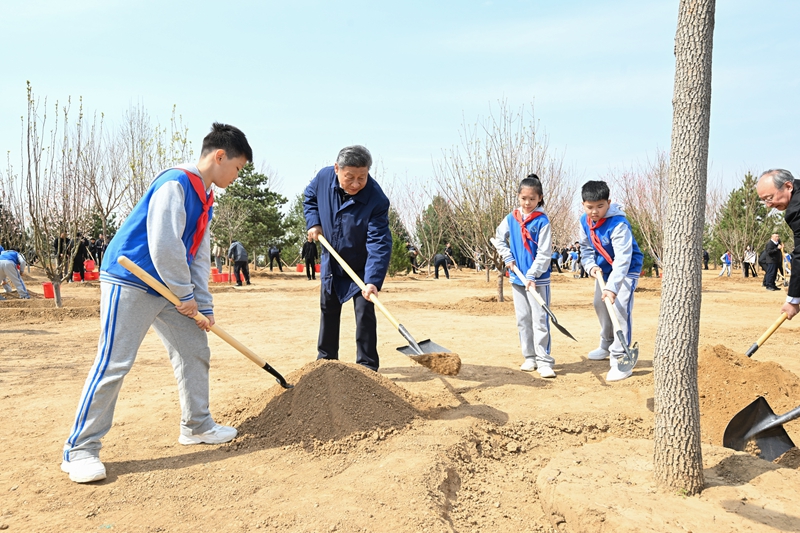 2025年4月3日，習(xí)近平總書記來到北京市豐臺區(qū)永定河畔參加首都義務(wù)植樹活動。