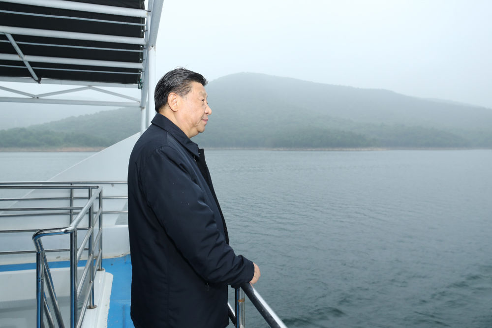 2021年5月13日下午，習(xí)近平總書(shū)記在河南南陽(yáng)乘船考察丹江口水庫(kù)。