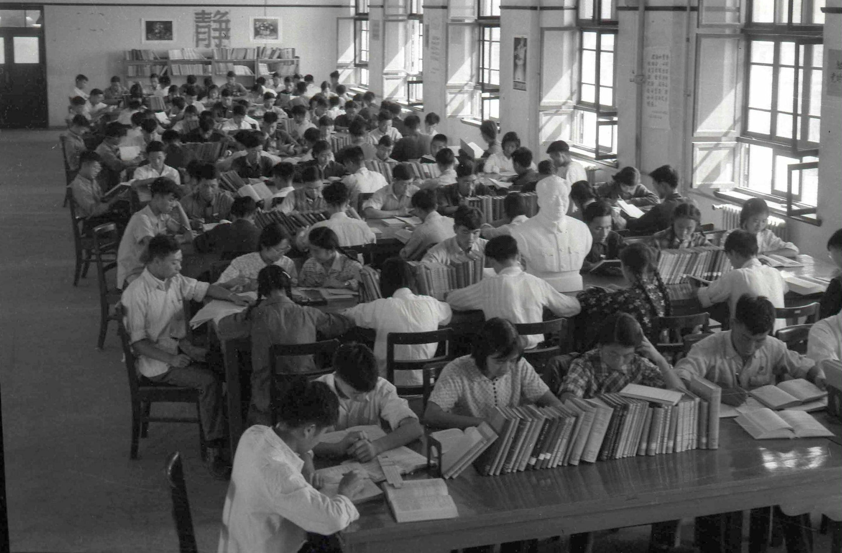 1959年，學(xué)生們?cè)谖鬟w后的交大校園圖書館閱覽室內(nèi)學(xué)習(xí)（資料照片）。