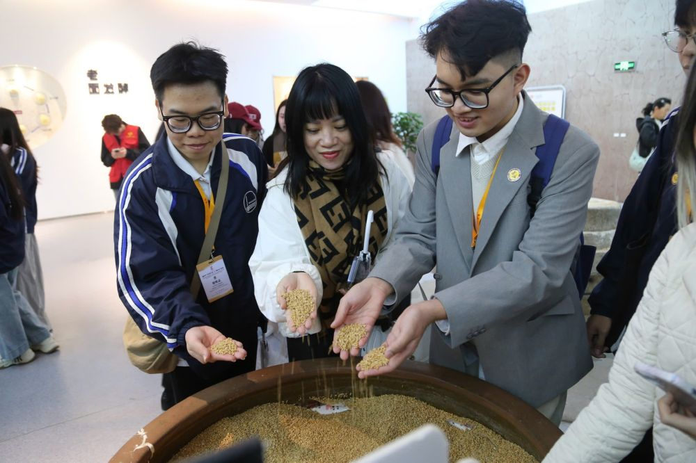 2026年3月30日，參加“紅色研學(xué)之旅”的越南青年在河北參觀新農(nóng)村建設(shè)。