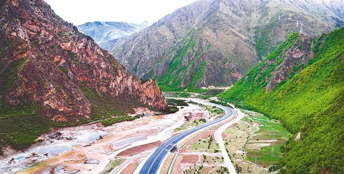 G4218林芝至拉薩高等級公路加色段在大山深處延伸。_jpg.jpg