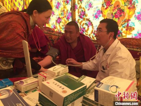 圖為馬少元(右一)在基層開展義診。青海省第四人民醫(yī)院供圖