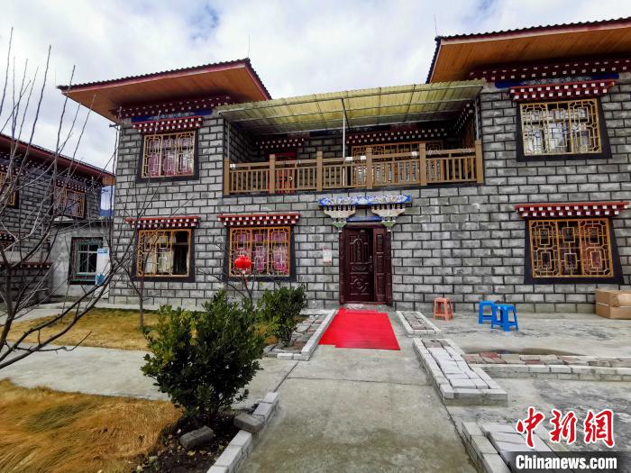 圖為林芝米林縣羌納鄉(xiāng)西嘎村村民家家戶戶發(fā)展庭院經(jīng)濟(jì)，院內(nèi)種滿了各種果樹。　趙延 攝