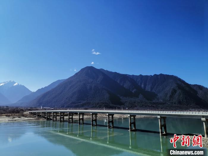 圖為現(xiàn)在已經(jīng)通車的魯霞大橋?！≮w延 攝