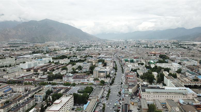 8月10日無人機(jī)拍攝的拉薩城市一景。新華社記者 王益亮 攝.jpg