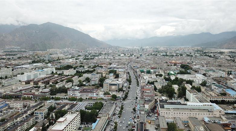 8月10日無人機(jī)拍攝的拉薩城市一景。新華社記者 王益亮 攝.jpg