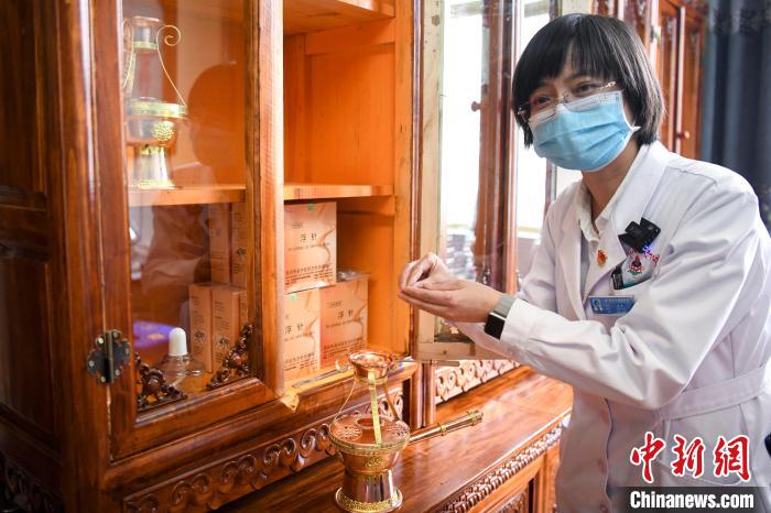 湖南中醫(yī)藥大學(xué)第一附屬醫(yī)院外治科援藏醫(yī)生譚濤介紹中醫(yī)和藏醫(yī)向結(jié)合的霍爾麥療法?！钊A峰 攝