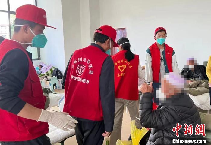 圖為得到妥善安置周到的服務(wù)，患者向志愿者豎起大拇指?！∪湛t市委宣傳部供圖
