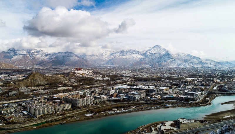 拉薩市區(qū)雪景?3?18日無(wú)人機(jī)拍攝）??.jpg