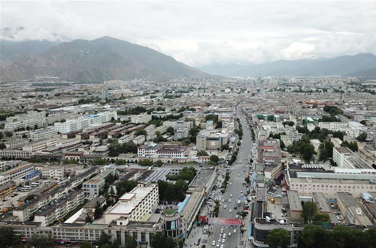 8?10日無人機(jī)拍攝的拉薩城市一景?新華社記?? 王益? ?.jpg