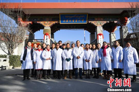 圖為該校師生在更名后的西藏藏醫(yī)藥大學校門前合影留念?！『闻罾?攝